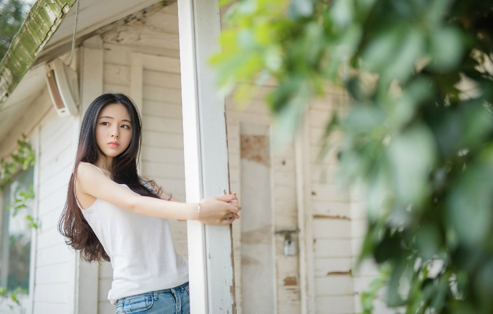 我是一位老人，净说些老话。对于时代，我是落伍者，没有什么良言贡献给现代婚姻。只是在物质至上的时代潮流下，想提醒年轻的朋友，男女结合最最重要的是感情，双方互相理解的程度。理解深才能互相欣赏吸引支持和鼓励，两情相悦。门当户对及其他，并不重要。